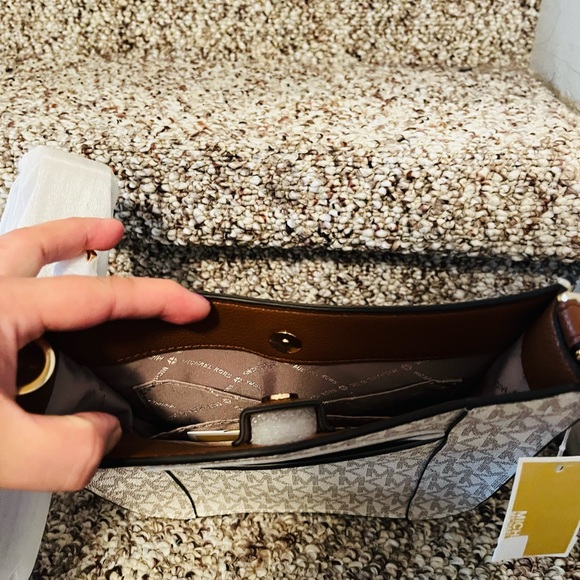 Michael Kors Briley crossbody bag - Picture 2 of 3